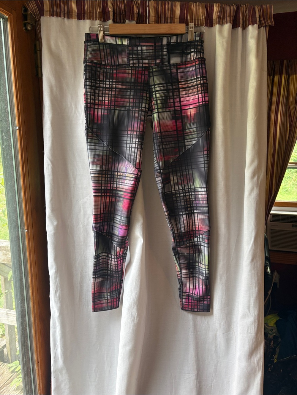 Saucony Women’s ' Black and Pink Plaid Performance Leggings